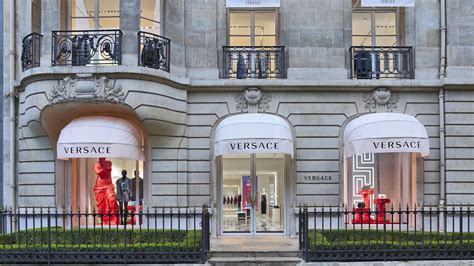 Versace: anche nel retail rafforza il posizionamento lusso. Così il 